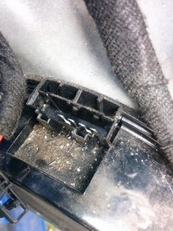 Jak wymienić głośnik w VW Golf IV 2000 bez widocznych śrub?