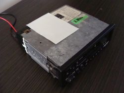 Radio samochodowe Blaupunkt Trier CC31 leżące na ciemnym blacie, widoczne z przodu i z góry.