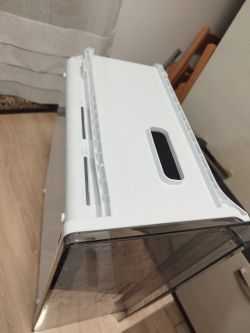 Widok na szufladę z lodówki Samsung naprawioną aluminiowymi kątownikami.