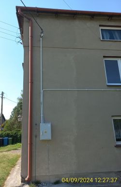 Wątpliwości co do efektów pracy elektryka. YDY po elewacji + ocena rozdzielnicy
