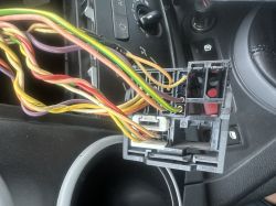 Kabelki przy złączu samochodowym podczas wymiany radia.