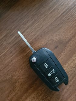 Jak rozmontować obudowę kluczyka Peugeot 508? Chcę przełożyć środek.