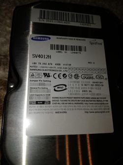 Zbliżenie na dysk twardy Samsung SpinPoint z etykietą modelu SV4012H oraz ustawieniami zworek.