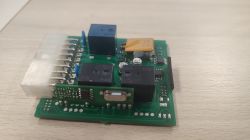 Zdjęcie sterownika centralnego zamka z 18 pinami, widocznego na stole.