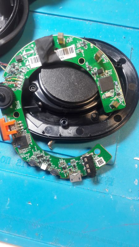 Do czego ten switch? słuchawki ARCTIS9 HS00018 (Steelseries)