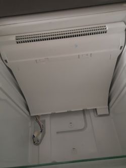 AEG CBFF340 - Jak zdjąć obudowę wentylatora w zamrażarce?
