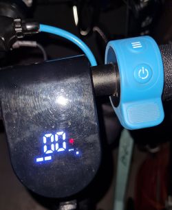 Hulajnoga Blaupunkt ESC910 - aby licznik mierzył prędkość w km/h a nie mph jak?