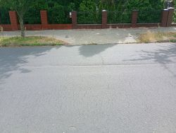 Upływ prądu w lampie LED ulicznej – biały nalot i korozja śrub, drgania gruntu