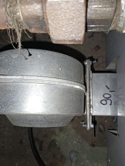 Wentylator pieca centralnego ogrzewania zamontowany na metalowym adapterze
