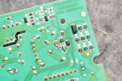 Zbliżenie na płytkę drukowaną z elementami elektronicznymi.