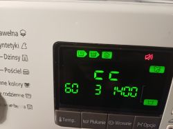 Panel pralki z wyświetlonym kodem błędu „CC” oraz symbolami programu i ustawień.