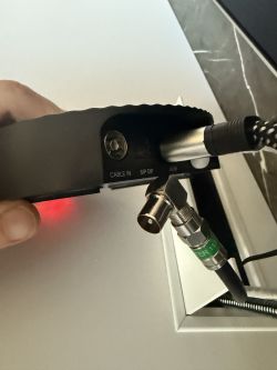 Tylne złącza dekodera z kablami HDMI i antenowym