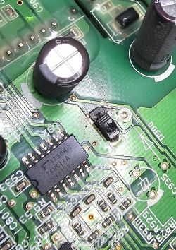Problem z identyfikacja elementu na płycie PCB klimatyzatora VRF AJY072LELAH R100308?