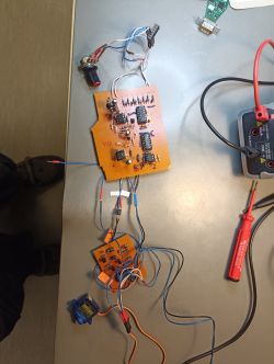 Układ elektroniczny z płytkami PCB, potencjometrem, serwem SG90 i licznikiem CD4518