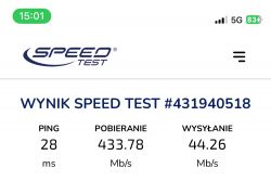 Wynik testu prędkości internetu z pingiem 28 ms, pobieraniem 433.78 Mb/s i wysyłaniem 44.26 Mb/s.