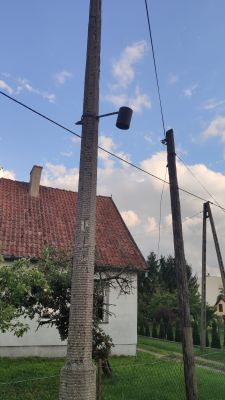 Urządzenie zamontowanie na słupie oświetleniowym