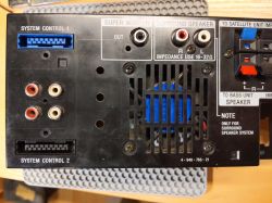 Panel tylny urządzenia audio z różnymi wejściami i wyjściami.