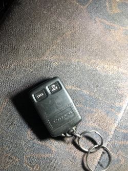 Volvo V40 98r - jak wyłączyć alarm po podłączeniu nowego akumulatora?