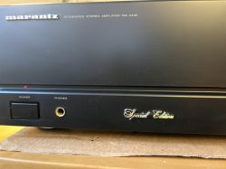 Przedni panel wzmacniacza Marantz PM-44SE z przyciskiem Power, gniazdem słuchawek i napisem Special Edition