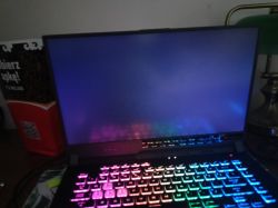 Ekran laptopa Asus ROG Strix 6 jest nieaktywny, z widocznymi kolorowymi odbiciami na klawiaturze.