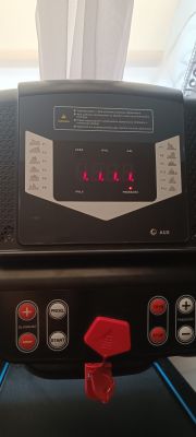 Zdjęcie wyświetlacza bieżni FIT-NET 400, na którym nie wyświetlają się żadne informacje poza migającymi jedynkami.