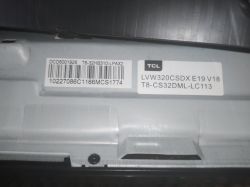 Etykiety z numerami seryjnymi i modelem matrycy LVW320CSDX E19 V18 na obudowie telewizora