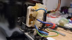 Zbliżenie na podłączenie elektryczne agregatu lodówkowego z przewodami.