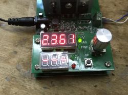 Wyświetlacz z wynikiem pomiaru pojemności 2.361 Ah na urządzeniu elektronicznym.