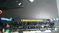 HP LaserJet serii 8150 - Papier nie wychodzi do końca