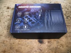 Pudełko z napisem Industrial Endoscope, przedstawiające endoskop i jego funkcje.