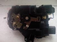 VW Golf 4 1998 3-drzwi - zamek odbija po zamknięciu pilotem, brak sprężynki?