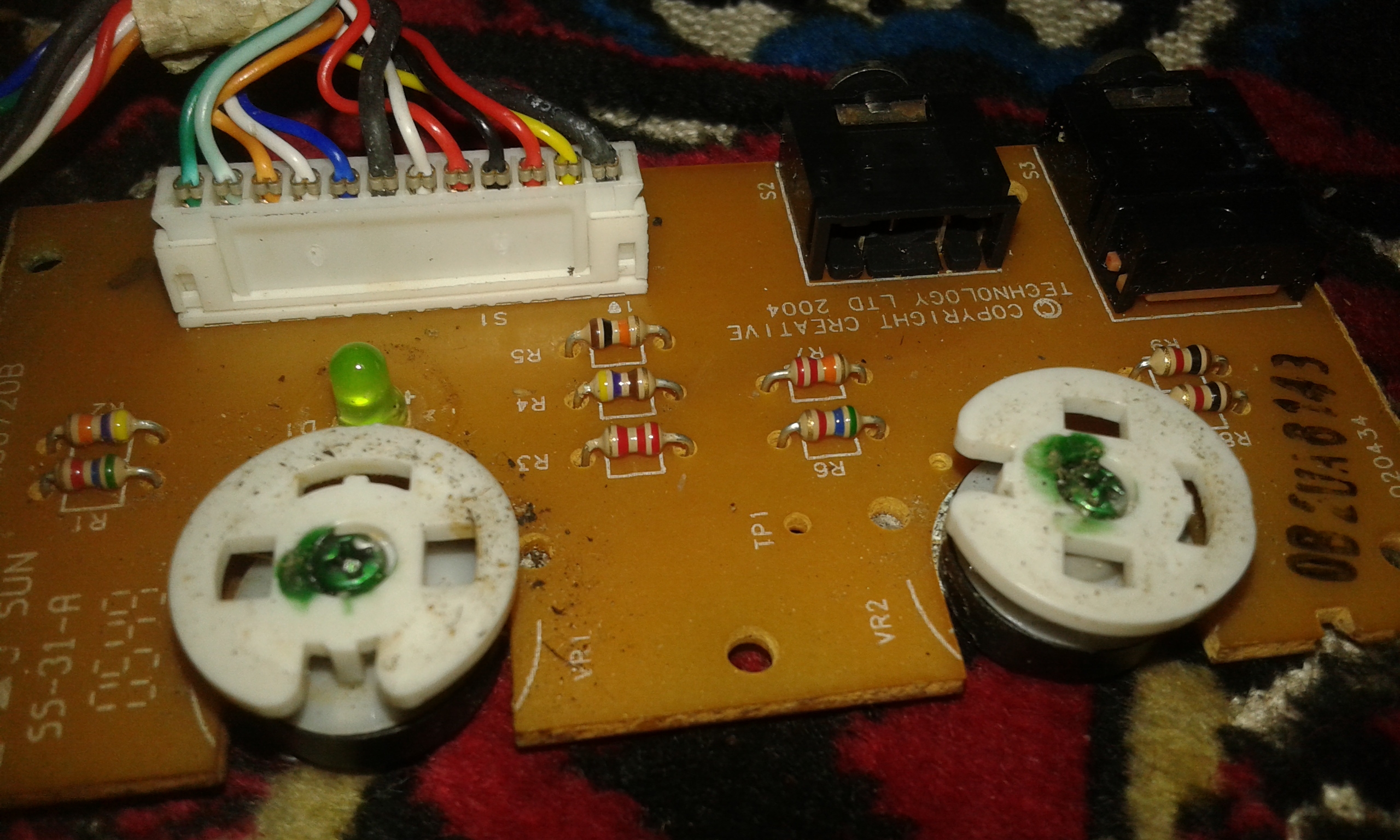 Creative T7900 Subwoofer gra cicho, brak basu, płyta główna z 6 wyjściami