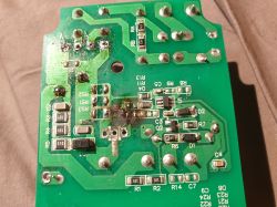Uszkodzony obszar płytki PCB z przypalonymi ścieżkami wokół elementów RS2 i RS3