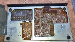 Wnętrze przetwornika tunera ZRK T-7010 z płytkami PCB i ścieżkami.