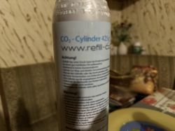 Butla CO2 425g z etykietą informacyjną firmy refill-co2
