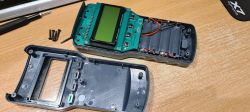 Rozebrany tester kabli z widoczną płytką PCB i komorą baterii