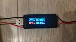 Miernik USB pokazujący napięcie 20,7V, prąd 0A i pojemność 105mAh