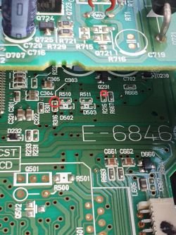 Zbliżenie na płytę główną radia samochodowego Toyota z zaznaczonymi miejscami R301 i R216.