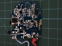 Nahaufnahme einer Leiterplatte mit Elektronikbauteilen und SEW1058-WiFi-Aufschrift