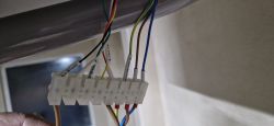 Kolorowe przewody podłączone do złącza elektrycznego.