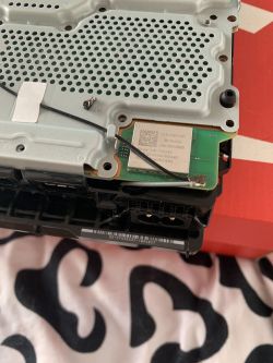 Uszkodzony przewód wewnątrz konsoli PlayStation 4 Slim - diagnoza i naprawa