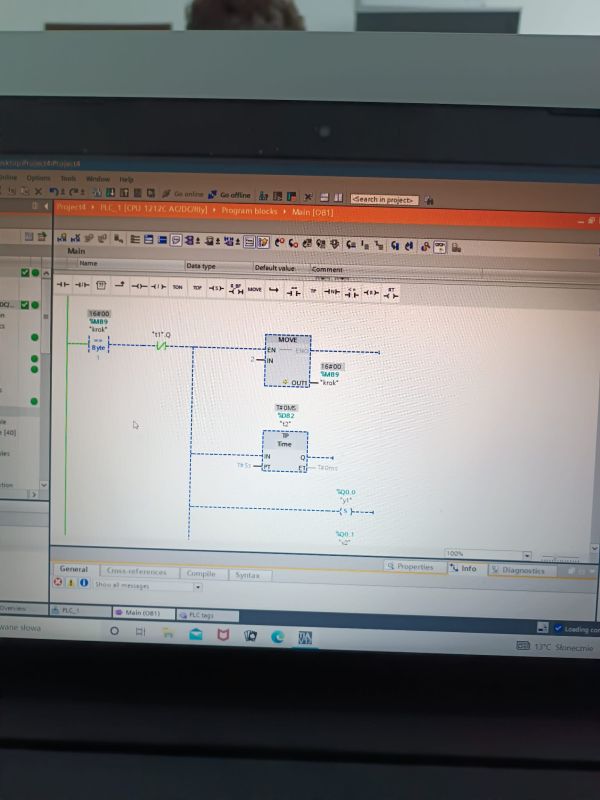 Ekran laptopa z TIA Portal, widok drabinkowy z blokami MOVE i timerem TP oraz wyjściami Q0.0 i Q0.1.