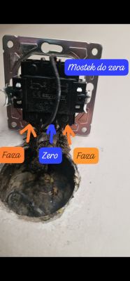 Zdjęcie instalacji elektrycznej z opisanymi przewodami: Faza, Zero, Faza oraz Mostek do zera.