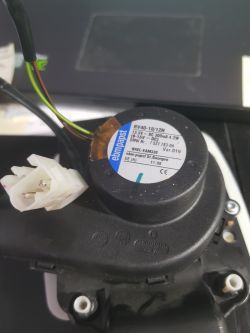 Jaka biegunowość silnika-dmuchawy komputera BMW E92