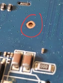 Asus RT-AC56U - Oderwane mocowanie śruby od płytki