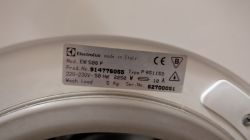 Tabliczka znamionowa pralki Electrolux z danymi technicznymi i numerami seryjnymi.