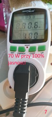 Watomierz GreenBlue pokazujący 70,6 VA mocy przy podłączonym urządzeniu