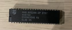 Układ scalony Philips MAB 8052AH-2P na drewnianym tle