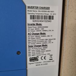 Zbliżenie na etykietę techniczną inwertera ANJ-6200W-48V-WIFI z danymi pracy