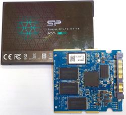Zbliżenie na dysk SSD Silicon Power A55 oraz odsłoniętą płytkę PCB z układami pamięci